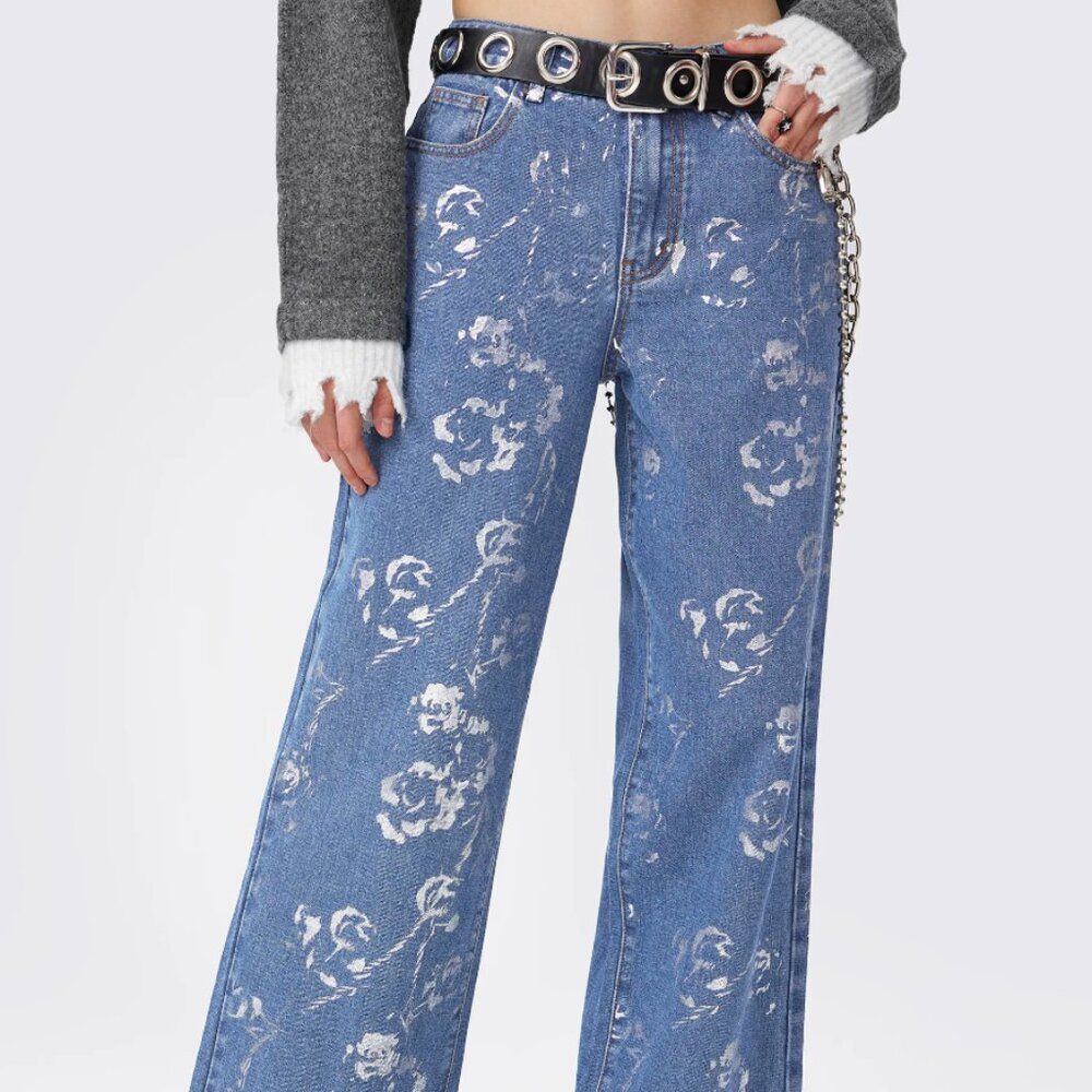 Edgy Floral Print Wide-Leg Jeans with Punk‎ Rock Belt Chain Accessory